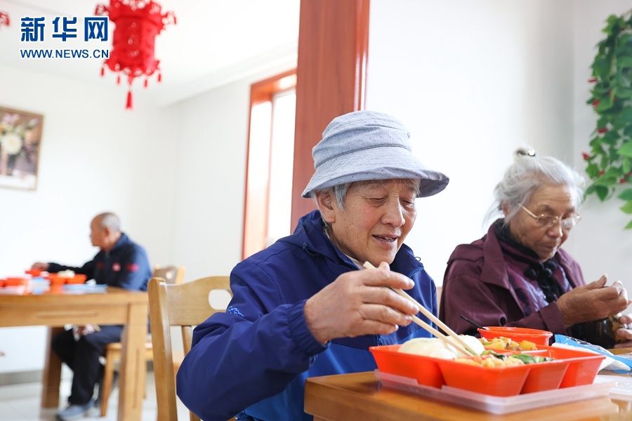 西宁市城中区瑞驰社区内的爱老幸福食堂，仇正霞（右二）在社区内用餐。新华社记者 吴刚 摄