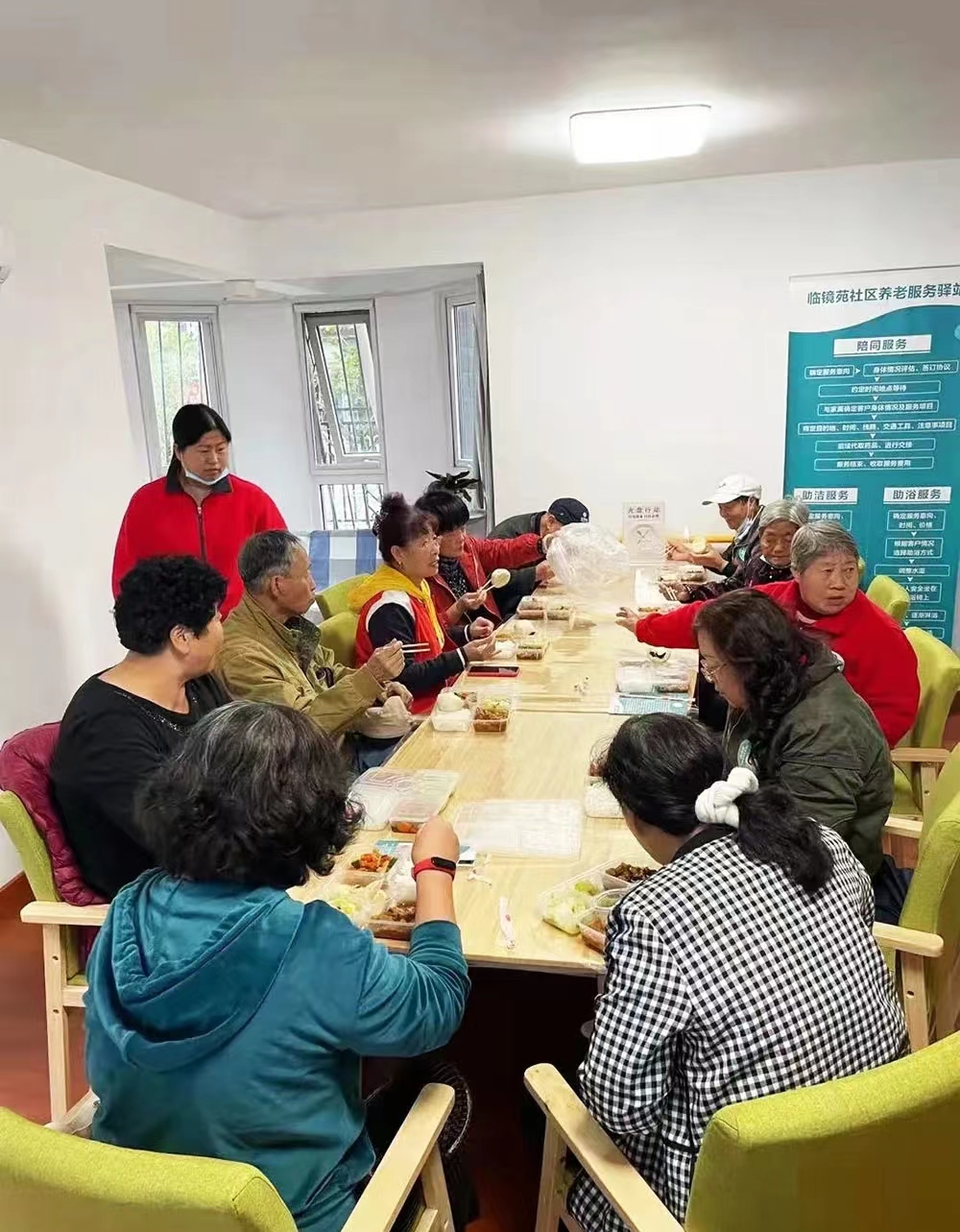 临镜苑社区养老驿站内，老人们正在餐厅就餐。门头沟区委宣传部供图