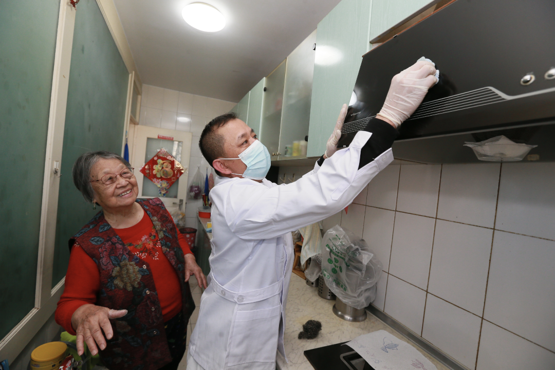 养老护理员入户为老人进行保洁服务