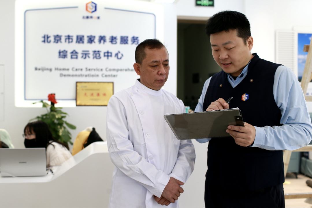 刘宝三(右)安排养老护理员入户服务