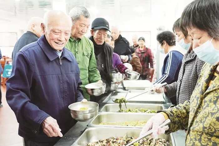 在芗城区浦南镇双溪村长者食堂内，老人们自觉排队取餐。