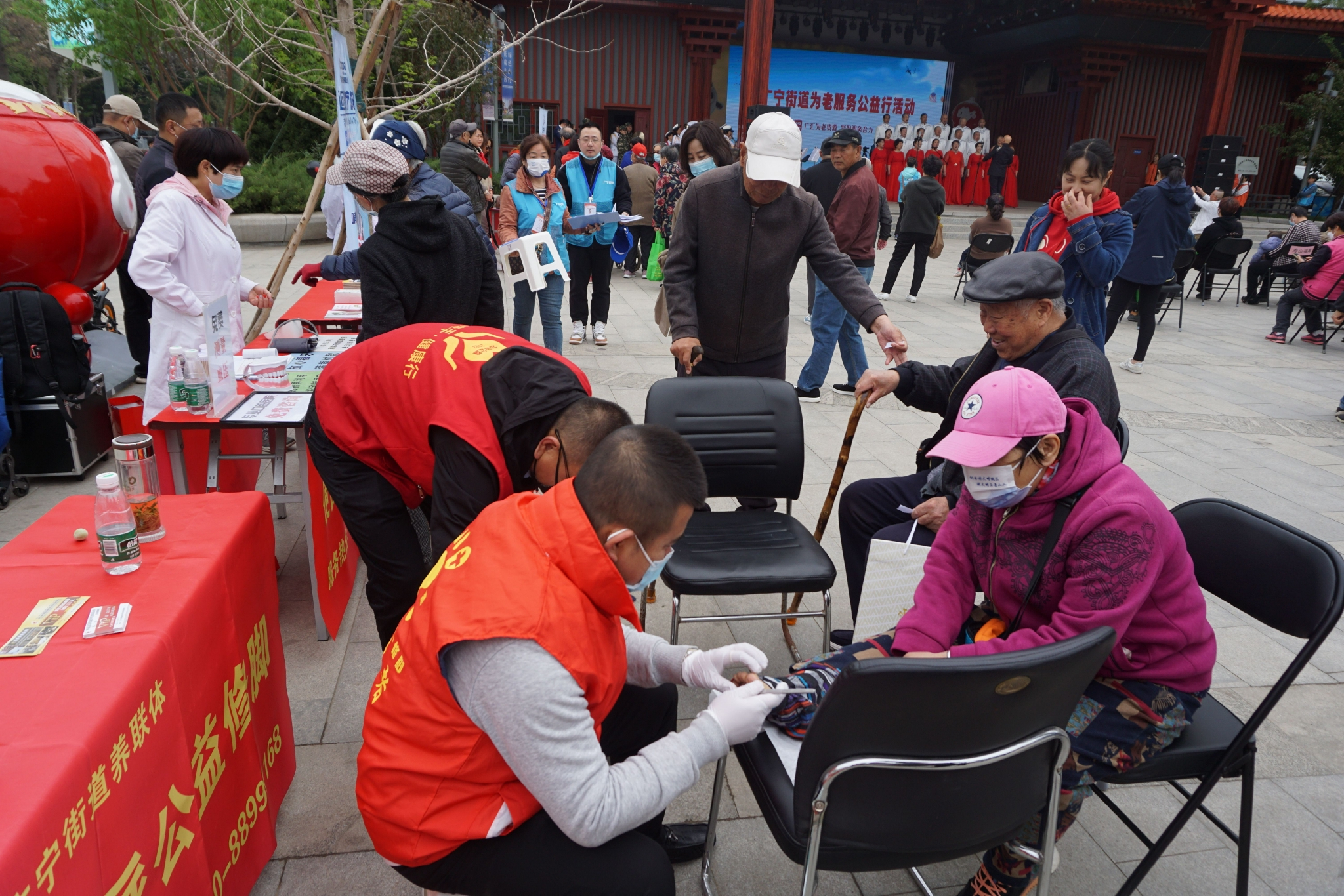 冬奥广场上，老年人在接受修脚服务。石景山区广宁街道供图